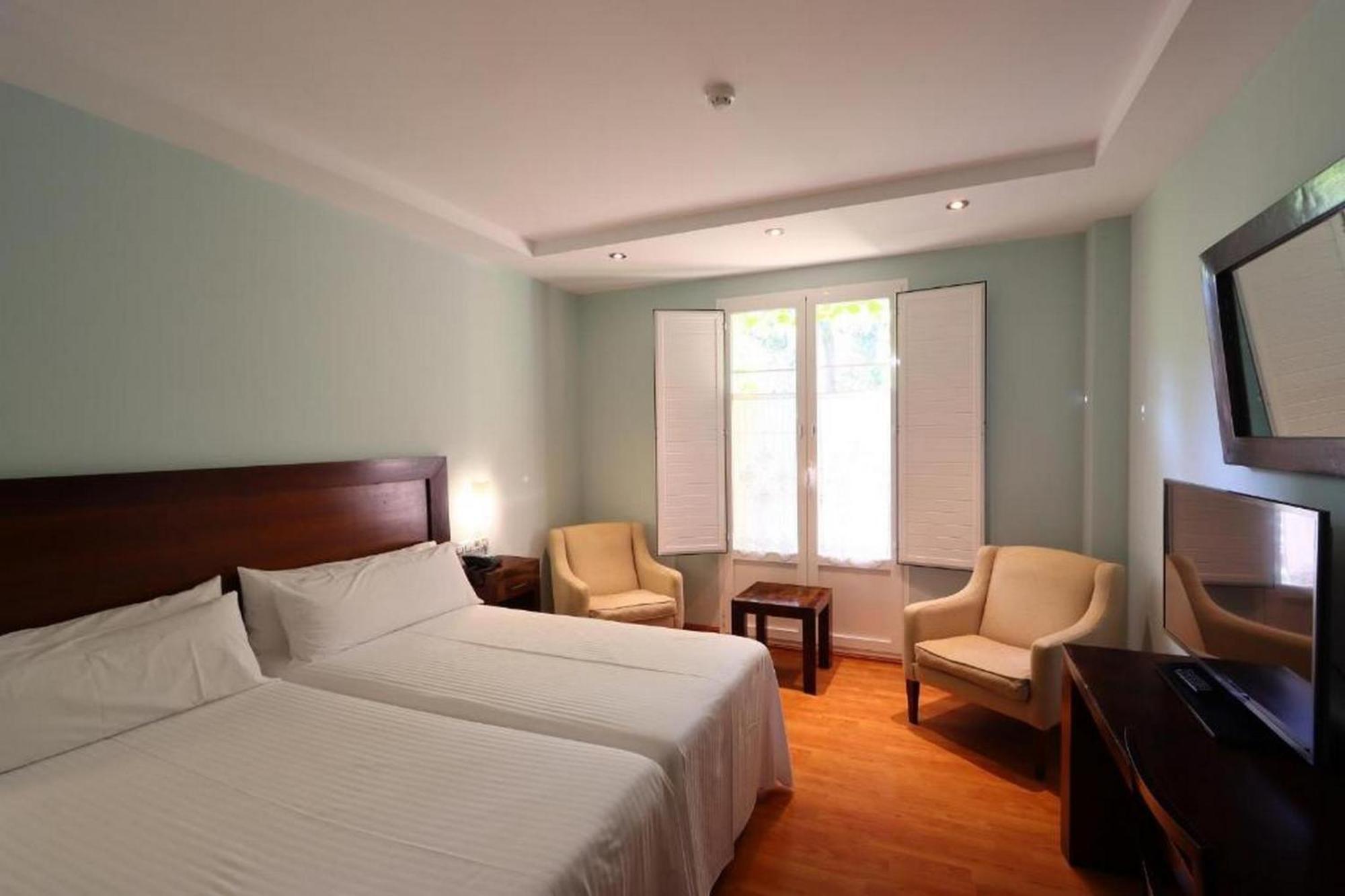 Twin Room,1595398923:JPEG